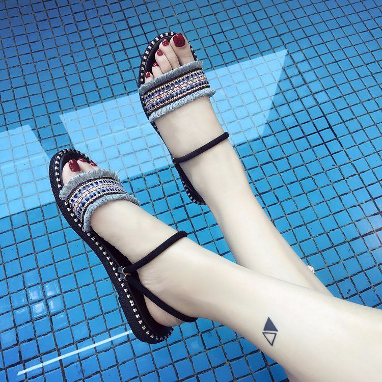 怪不得女人都不爱高跟鞋了，有着凉鞋谁还穿别的?