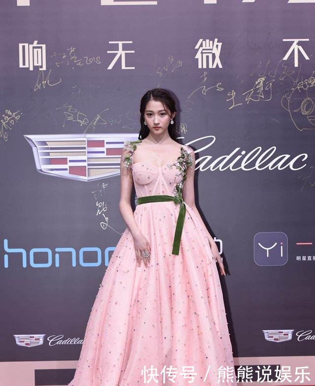 20岁关晓彤逆袭了，穿粉色吊带裙美炸天，谁说她衣品不好？