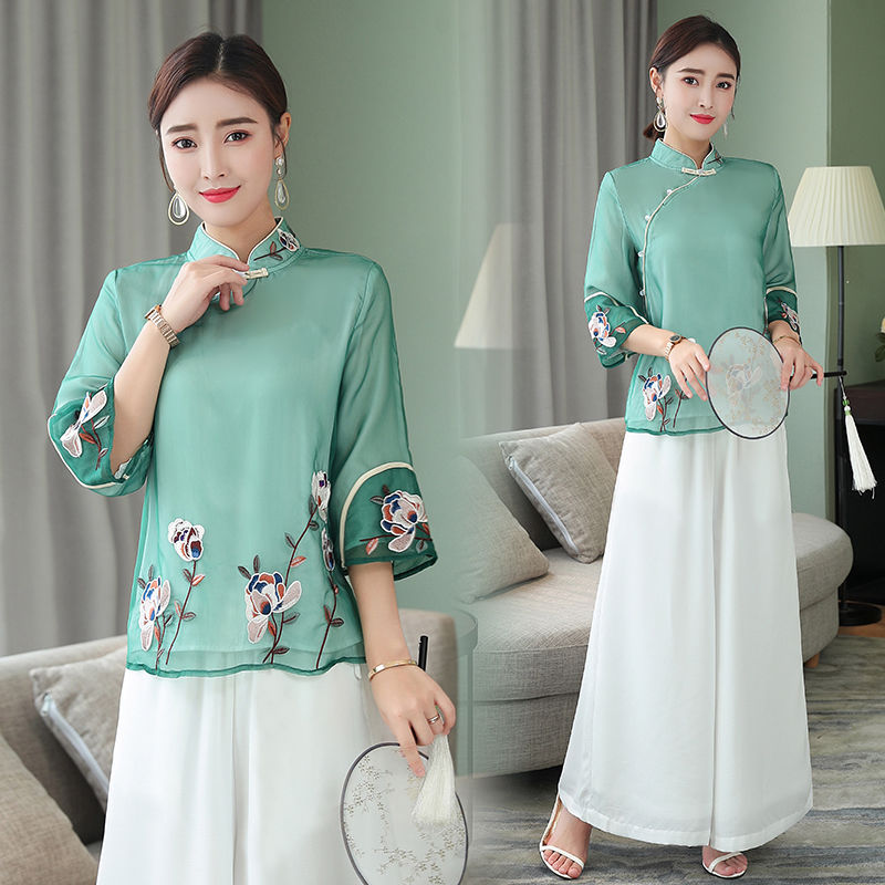 这么穿旗袍的女人,不可多见!婀娜的身姿,配,一抹淡妆容,甚美