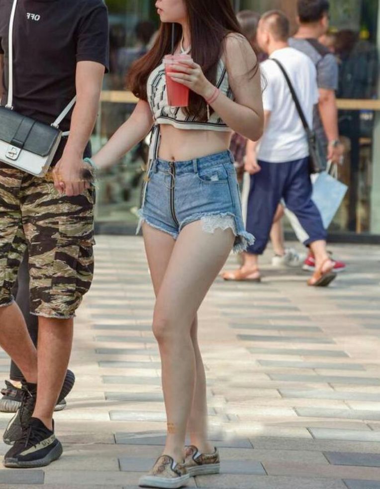 玲珑有致的牛仔裤美女，轻松展现出完美曲线，魅力迷人！