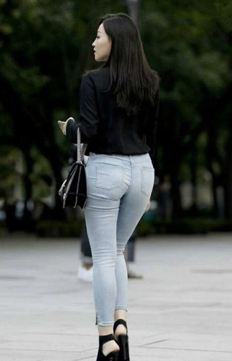 丰满的小姐姐修身的牛仔裤穿出紧身裤的感觉，网友：臀型说明一切