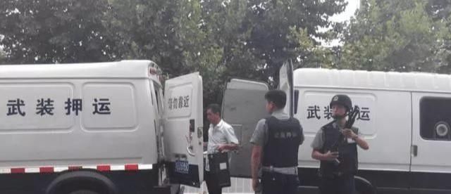  【粉红色】要是你有20个亿的现金，银行行长会开出什么样的条件留住你？