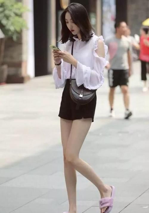  『可爱』路人街拍，小姐姐戴眼镜的方式真的非常可爱俏皮