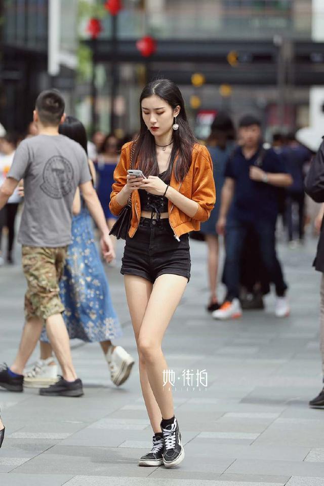 街拍：美得出众的漂亮女生，即使在人群中一眼就可以看到！