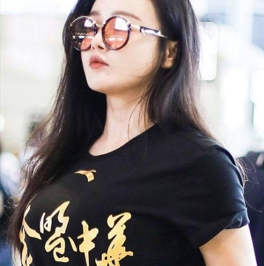 她的上围夸张到爆炸，身材好到衣服藏不住，网友：邹市明很幸福！