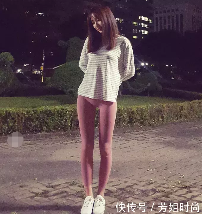 紧身打底裤：身形有致的美女，白皙漂亮，很招人喜欢！