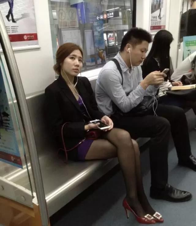 街拍:早上上班有一丝疲惫在地铁里默默坐着的黑丝女白领