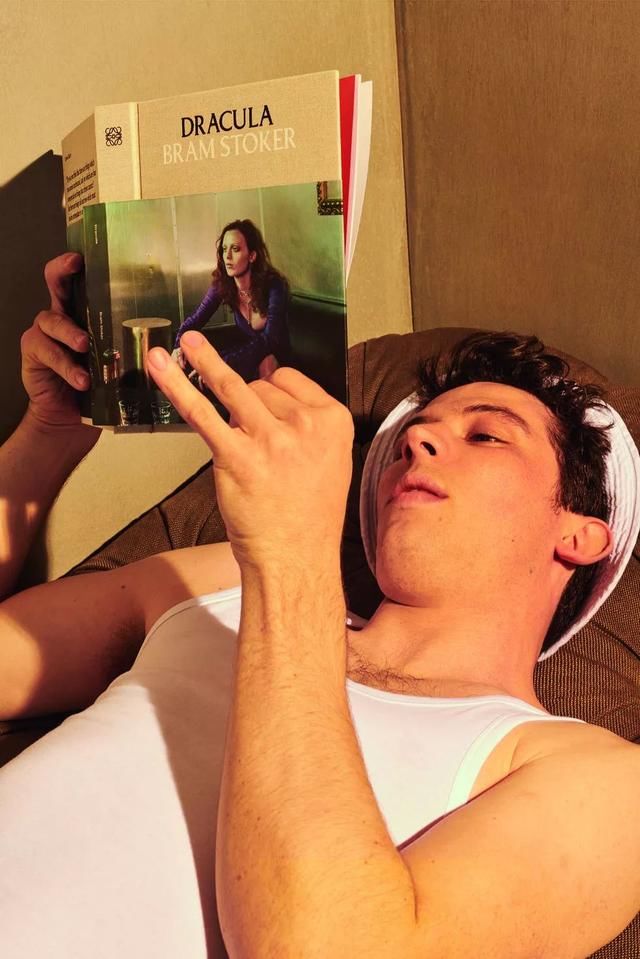 每周时报|LOEWE出书，Supreme卖报纸，本周时尚圈也太文艺了吧