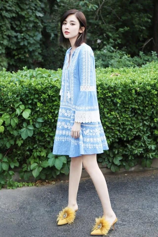 娜扎手拿“水桶包”，一身清新淑女的装扮被袜子毁了，不如不穿!