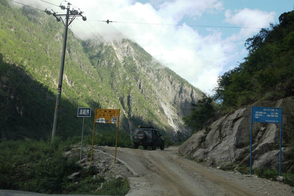 自驾霸道穿越丙察察闯西藏，悬崖边上走一遭，遭遇塌方，泥地陷车