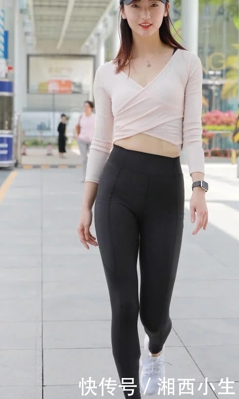 清秀气质美女对自己的身材很自信，出行紧身裤搭配长袖紧身衣，充