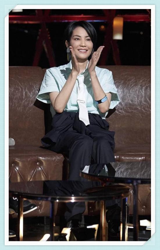 王菲连腰带都没系就出来了？网友：大概只有天后能驾驭了吧