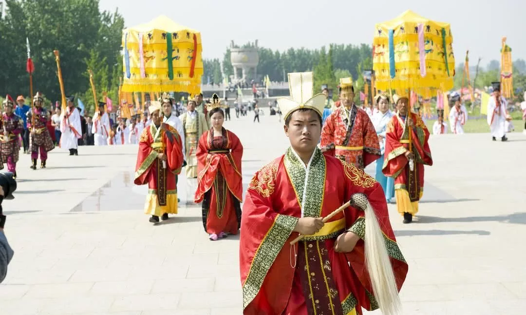世界最大“山体”大佛在中国, 鼻孔是山洞, 比乐山大佛大3倍!