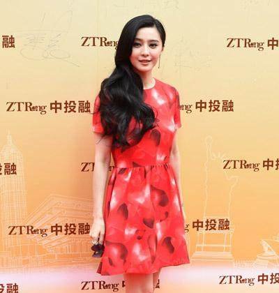 女明星穿高跟鞋，徐璐像在踩高跷，佟丽娅鞋跟都断了还在撑！