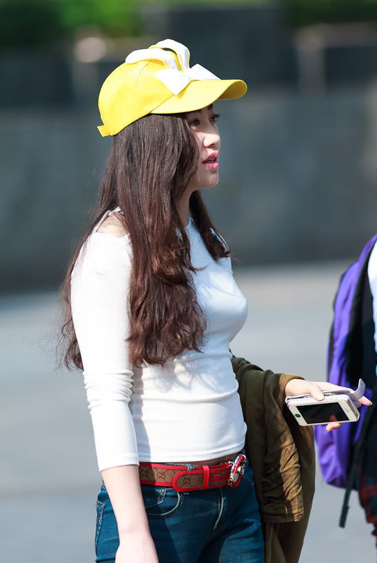 街拍：气质光鲜靓丽的性感小姐姐，穿着舒适个性很有女人味！