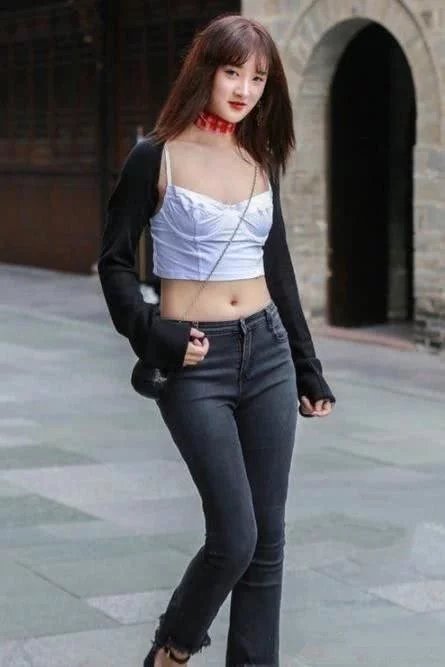 街拍:穿着时髦显身材显腿长小姐姐,美丽性感俏皮可人!