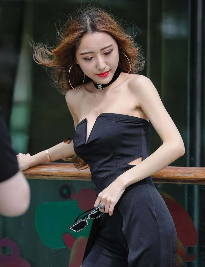 气质小姐姐黑色晚礼服秀出丰腴身材，造型摆的很到位