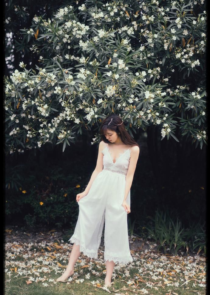 丰满大胸美女深V吊带性感写真图片