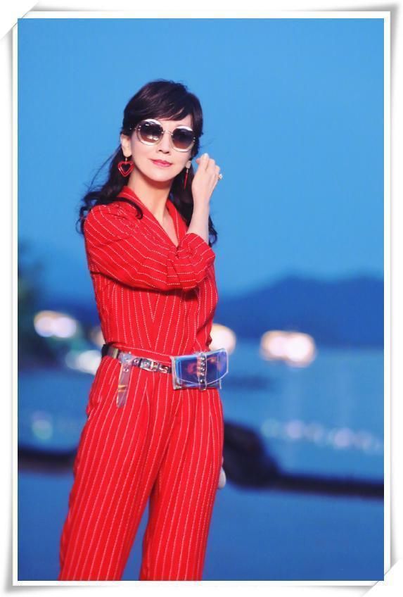 赵雅芝一袭红色连体裤穿出时尚新高度，网友:奶奶上厕所咋办啊?