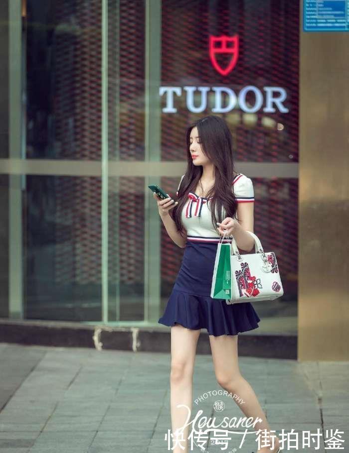 街拍：小姐姐清新靓丽气质出众，衣着品味不凡！