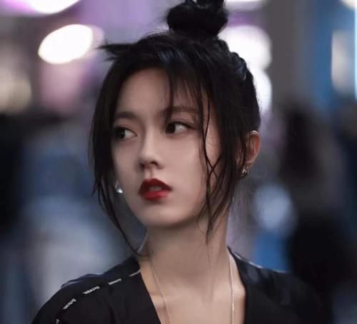  『清爽』女人别总是披头散发了，今年春天流行这4种扎发，减龄清爽显气质