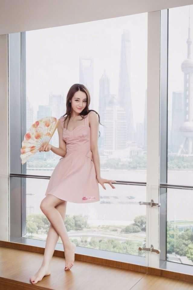 迪丽热巴穿白色T恤玩转下衣失踪，头顶小黄鸭可爱感爆棚！