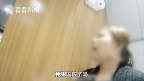 女子高铁厕所抽烟 她一句话让列车长“怒了”