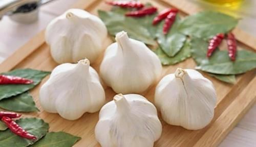  【吃不完】大蒜吃不完时，教你几个保存小“妙招”，一年不坏，放越久越有味