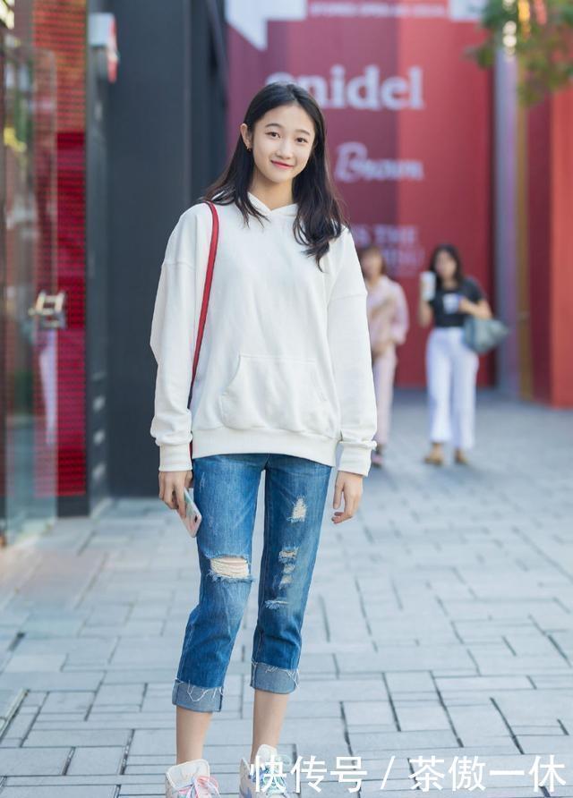 『比例』街拍:身材比例很好的小姐姐,眼镜搭在鼻梁上看起来很俏皮!