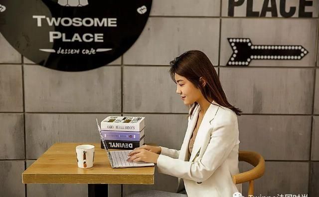 「美女」编解码流行时尚发展趋势,初入职场时尚美女买它就没错!