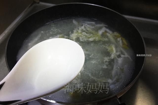  「鱼鳞」这种小鱼全身是硬鳞，渔民为了这碗鲜美的鱼汤，宁可花1小时去鳞