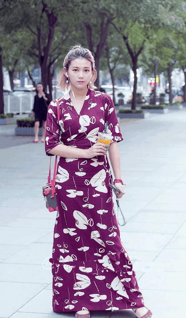 三里屯性感美女时尚穿搭，火辣身材引得路人驻足观看