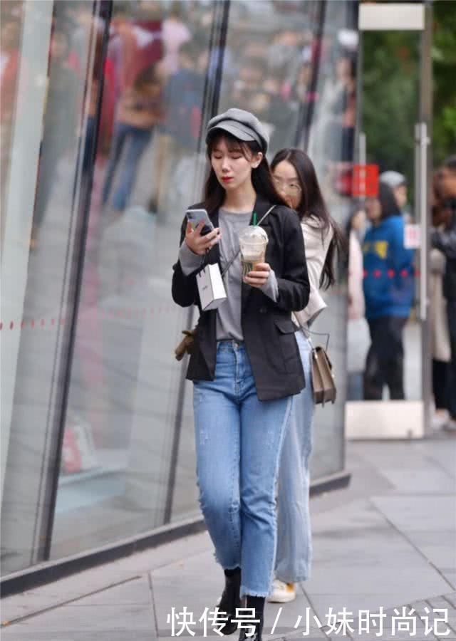 清爽:街拍:牛仔裤显最美最炫的街头风,给人清爽又落落大方的感觉