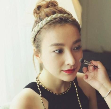 吴昕的吊带装与她的素颜天差地别 网友：东北赫本和大妈的区别