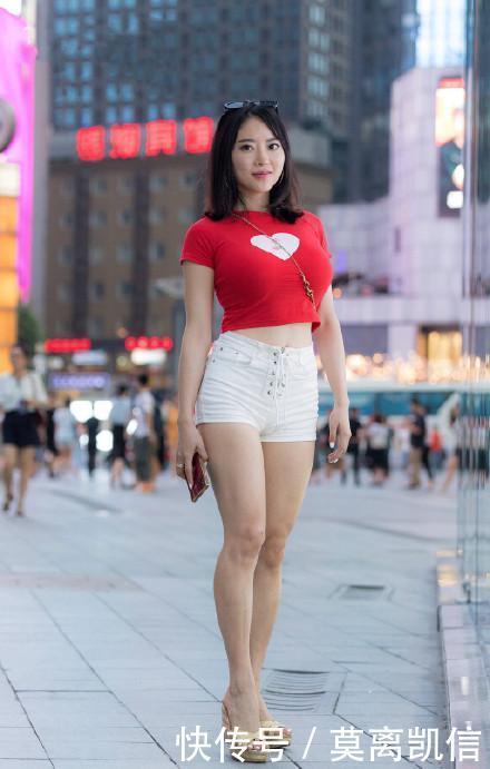  「十足」热情活泼的时尚街拍清秀唯美的美女，展现十足的女神范