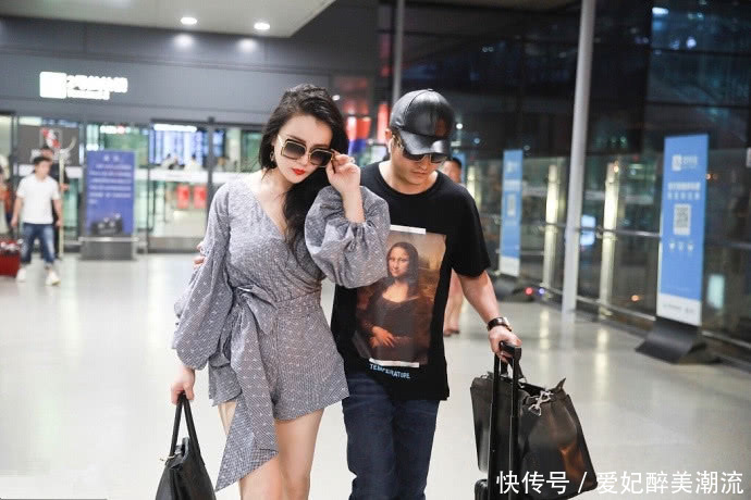 冉莹颖穿V领连体短裤，用手捂住领口防走光，网友：敢穿不敢露？