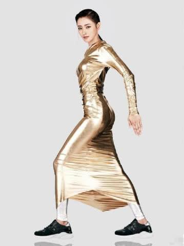 张天爱写真科幻大片曝光，一身金属光泽造型，网友：这是什么操作