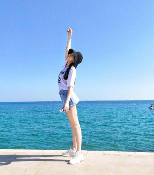 看到热巴的景点照，以后旅游都不敢拍了，这样的大长腿谁能比