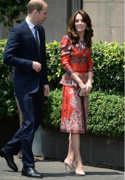 英国皇室成员穿高跟鞋,女王高贵,凯特平民,梅根鞋跟又细又长!