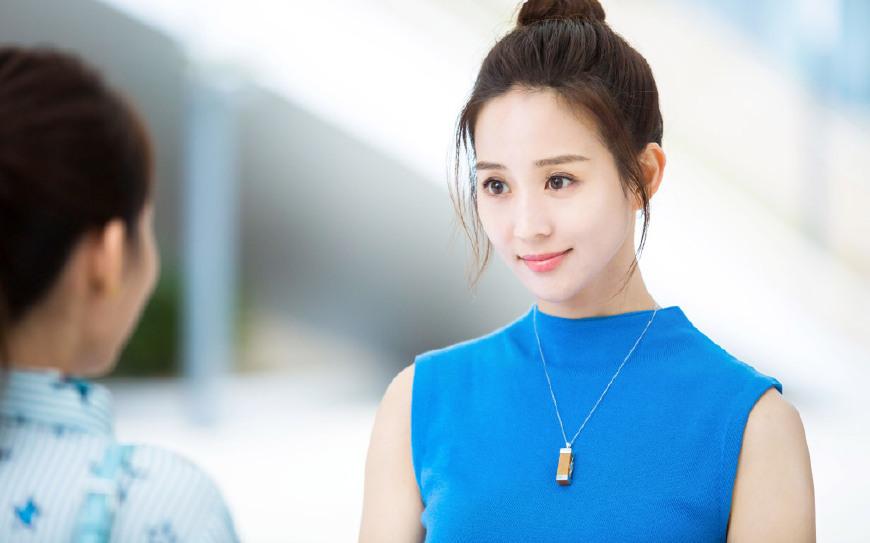 36岁张钧甯身着一袭深V长裙亮相，精致又有女人味