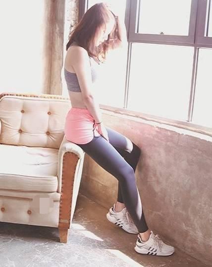 穿衣搭配：紧身打底裤美女，高贵美丽，展现出女神的魅力