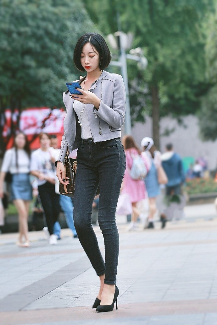  「小姐姐」美女街拍时尚优雅的小姐姐，紧身连衣裙的穿搭，尽显性感气质