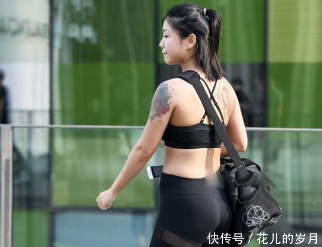 时尚有活力的打底裤美女，展示高雅格调，整个人都充满了质感！