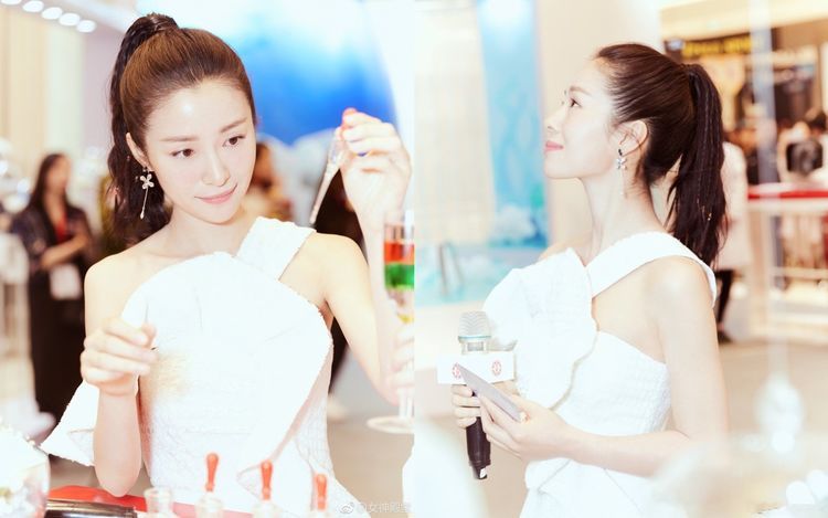 江一燕出席活动，裙身上的那朵花很抢镜，网友：这样才美！