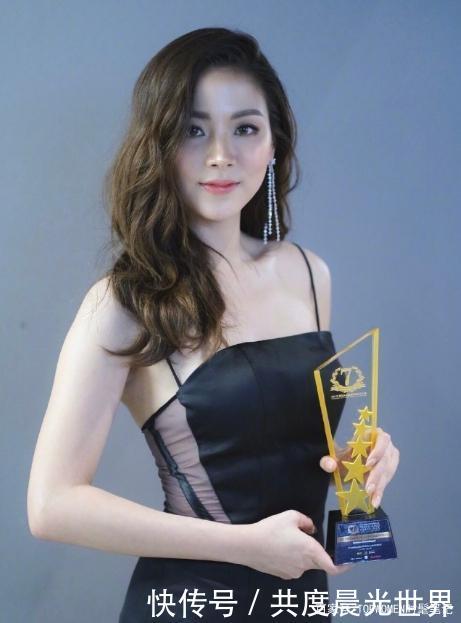 双丸子头@小水真的长大了!改良旗袍配“哪吒头”庆新年,神似中国瓷娃娃