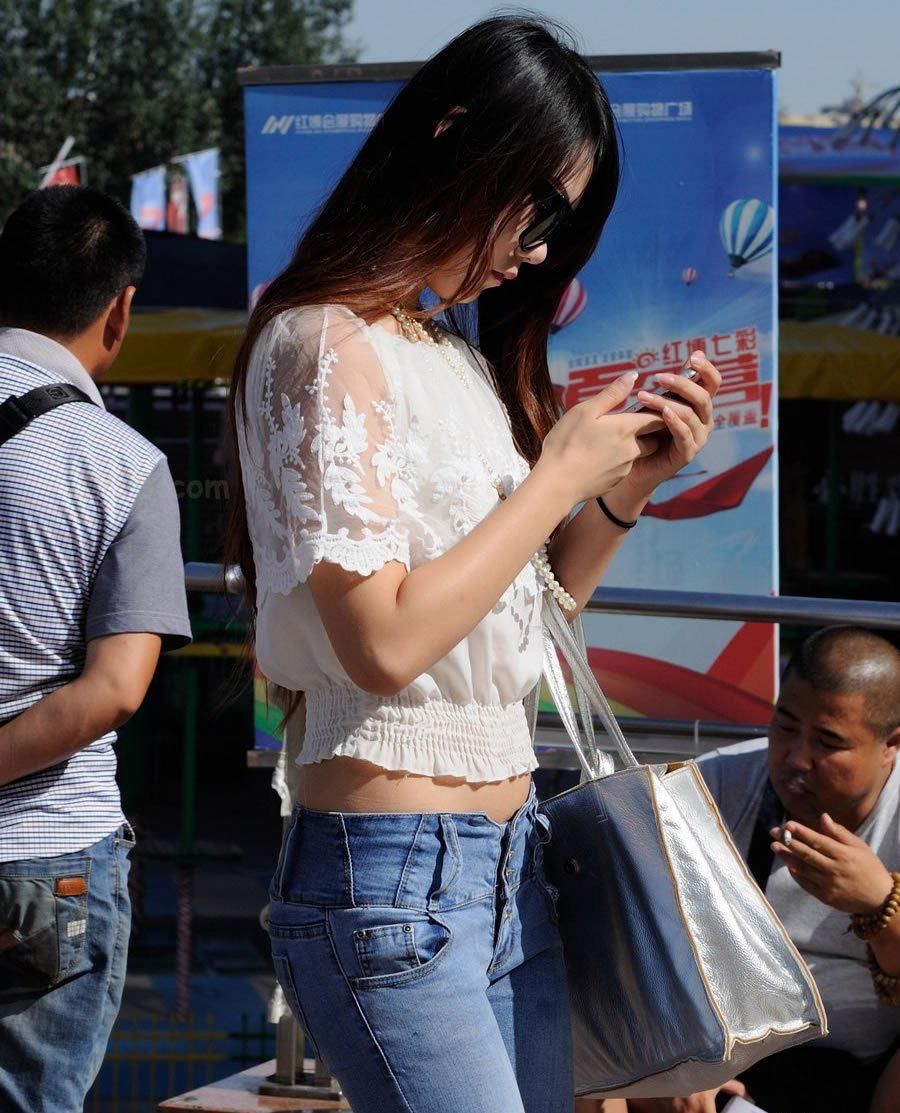 街拍:紧身牛仔低腰裤美女，包裹出纤细的小蛮腰