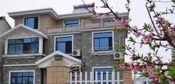  漂亮：现在的农村别墅都这么漂亮！继续住在城市里吧？