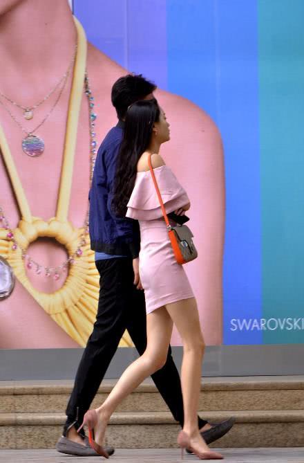 姐姐露肩小包臀裙与友人随性出行，网友：放开那个女孩，让我来
