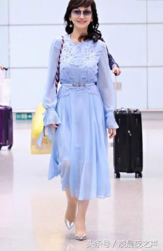 赵雅芝太大胆了，穿着“安全裤”就出门，网友：还敢再少穿点吗