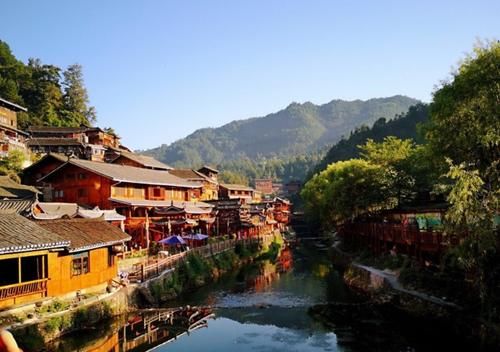 贵州最神奇的苗寨，每年接待上千万游客，却因商业化备受争议